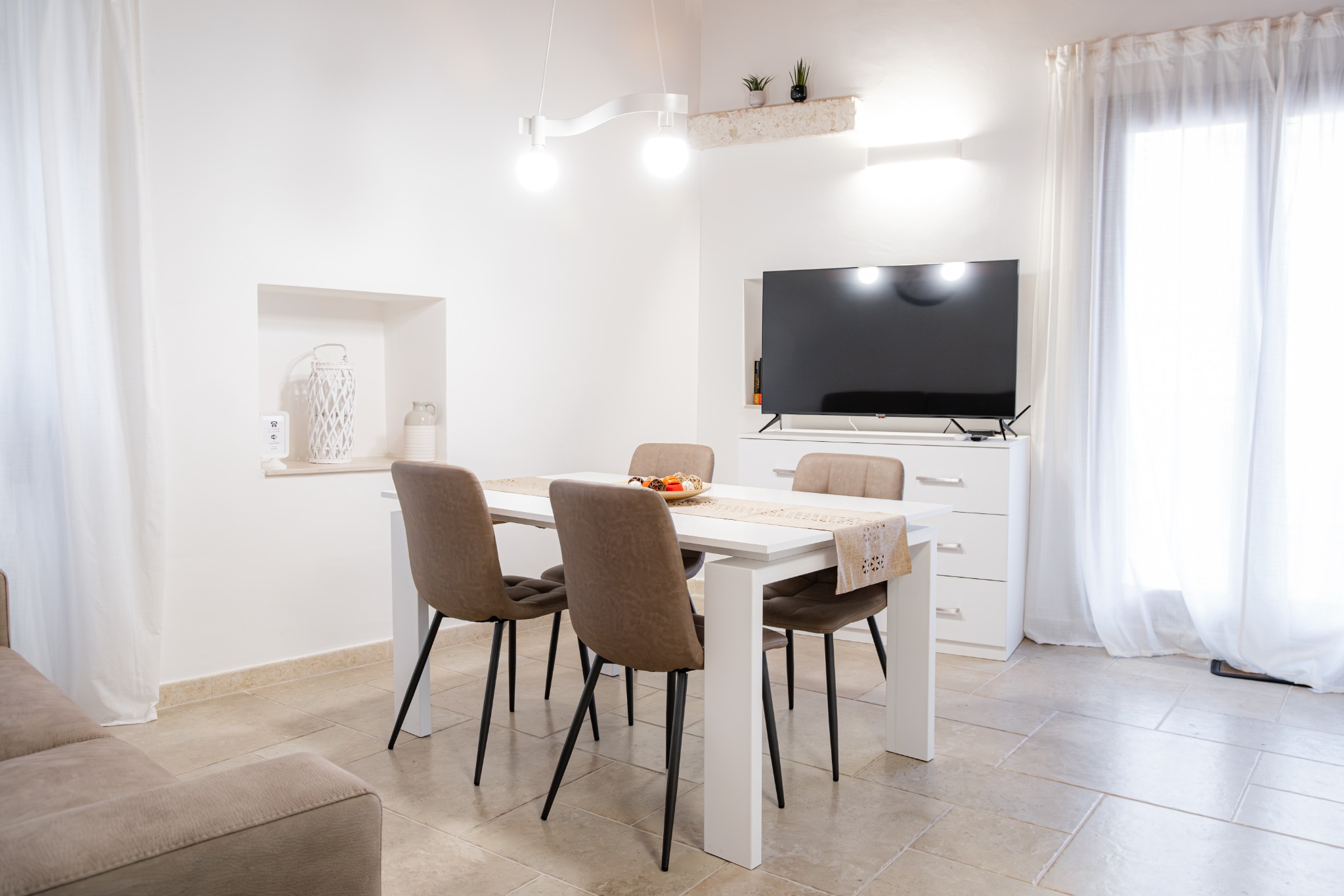Soggiorno e zona pranzo dell'appartamento con terrazza