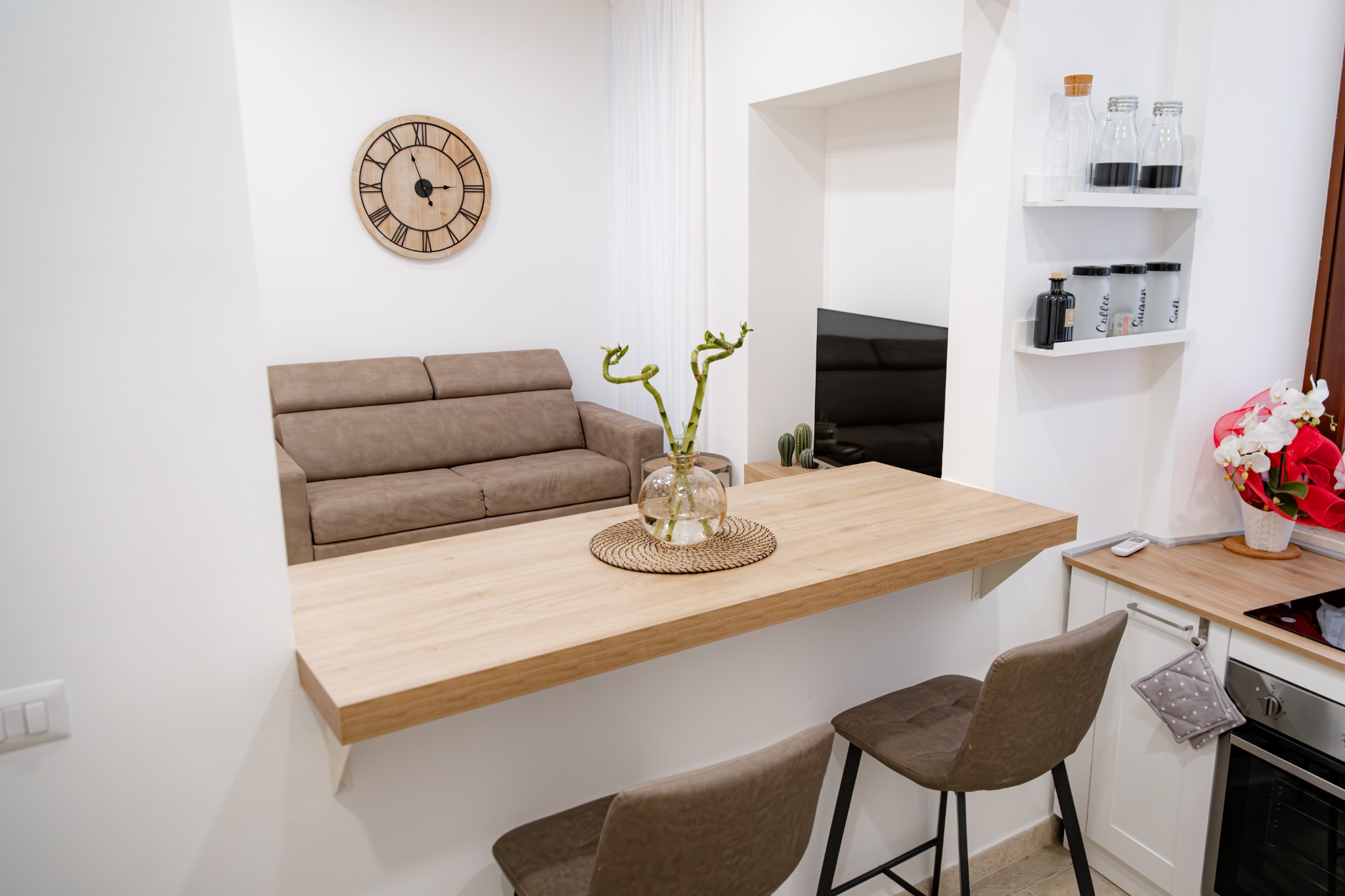 Zona living e cucina dell'appartamento con due camere da letto