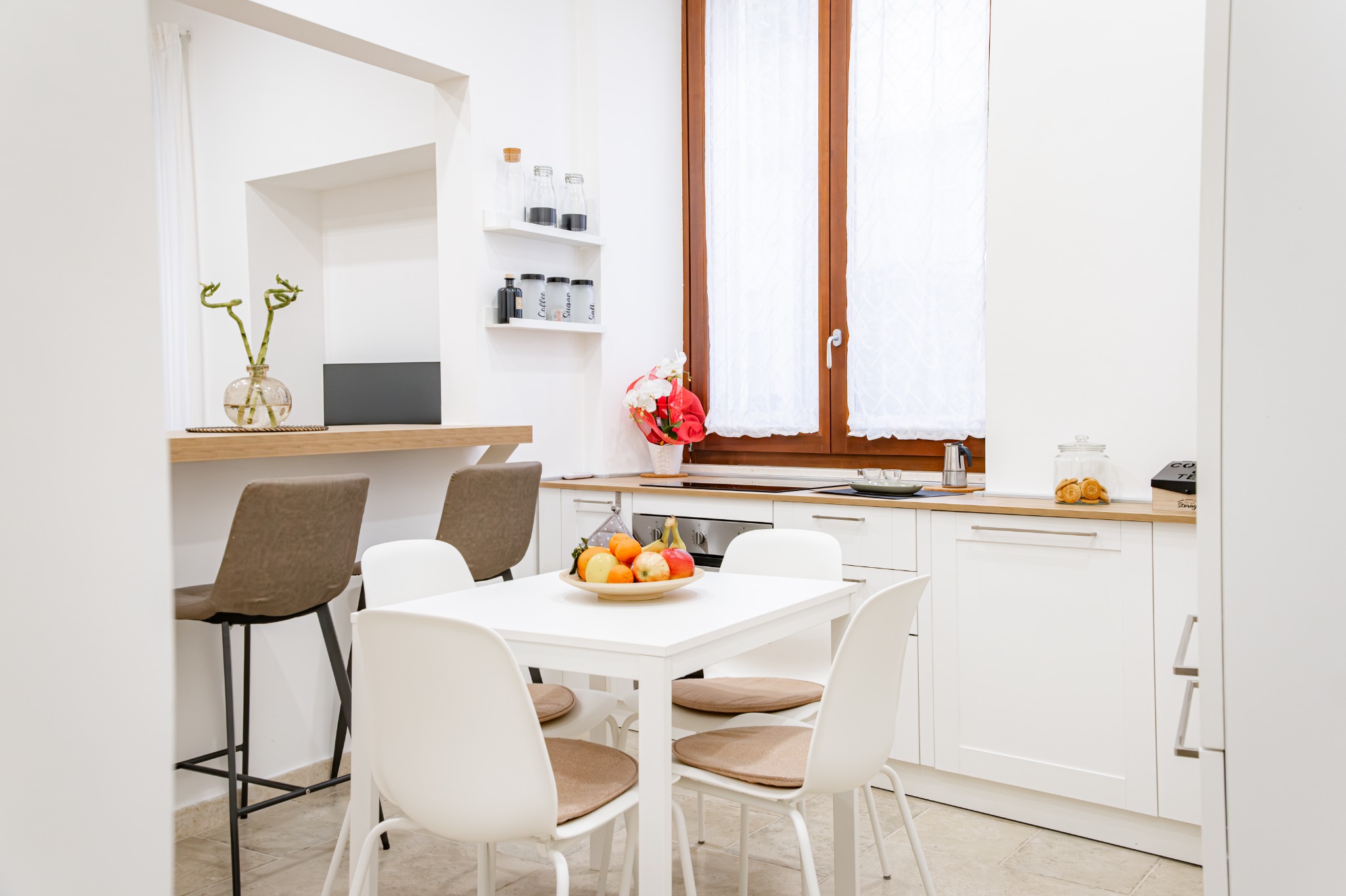 Cucina e zona pranzo dell'appartamento con due camere da letto